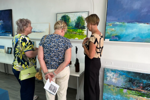 Bezoekers bij expositie van Bernadette Bijl